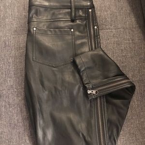 Sandra Angelozzi black leather pants w zip Never Worn 50$ Size 28